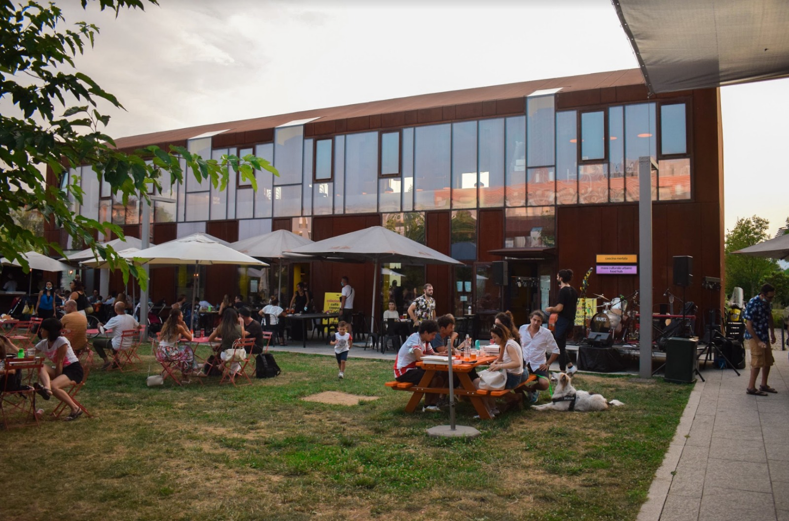 Giardino esterno - mare culturale urbano food hub cascina Merlata- mare food lab srl 